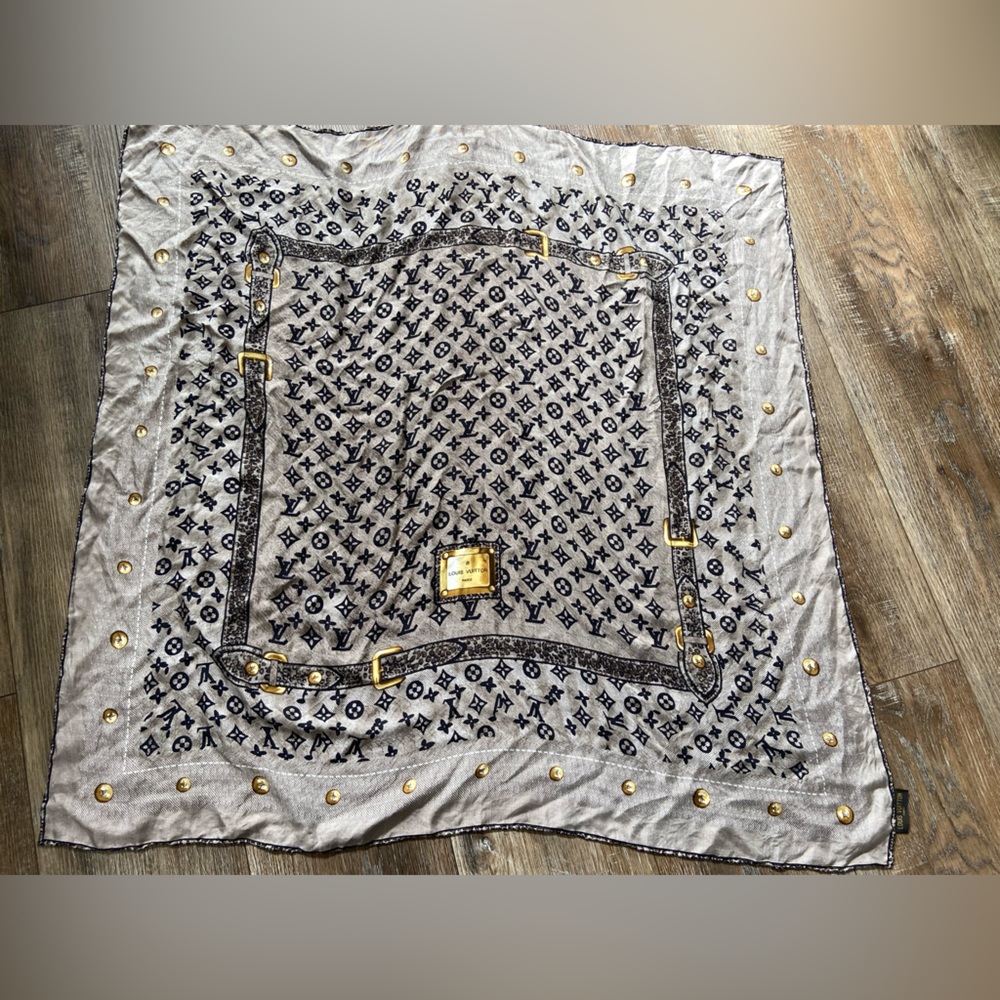 Nice designer style scarf for purse or to wear over head 
Silky material